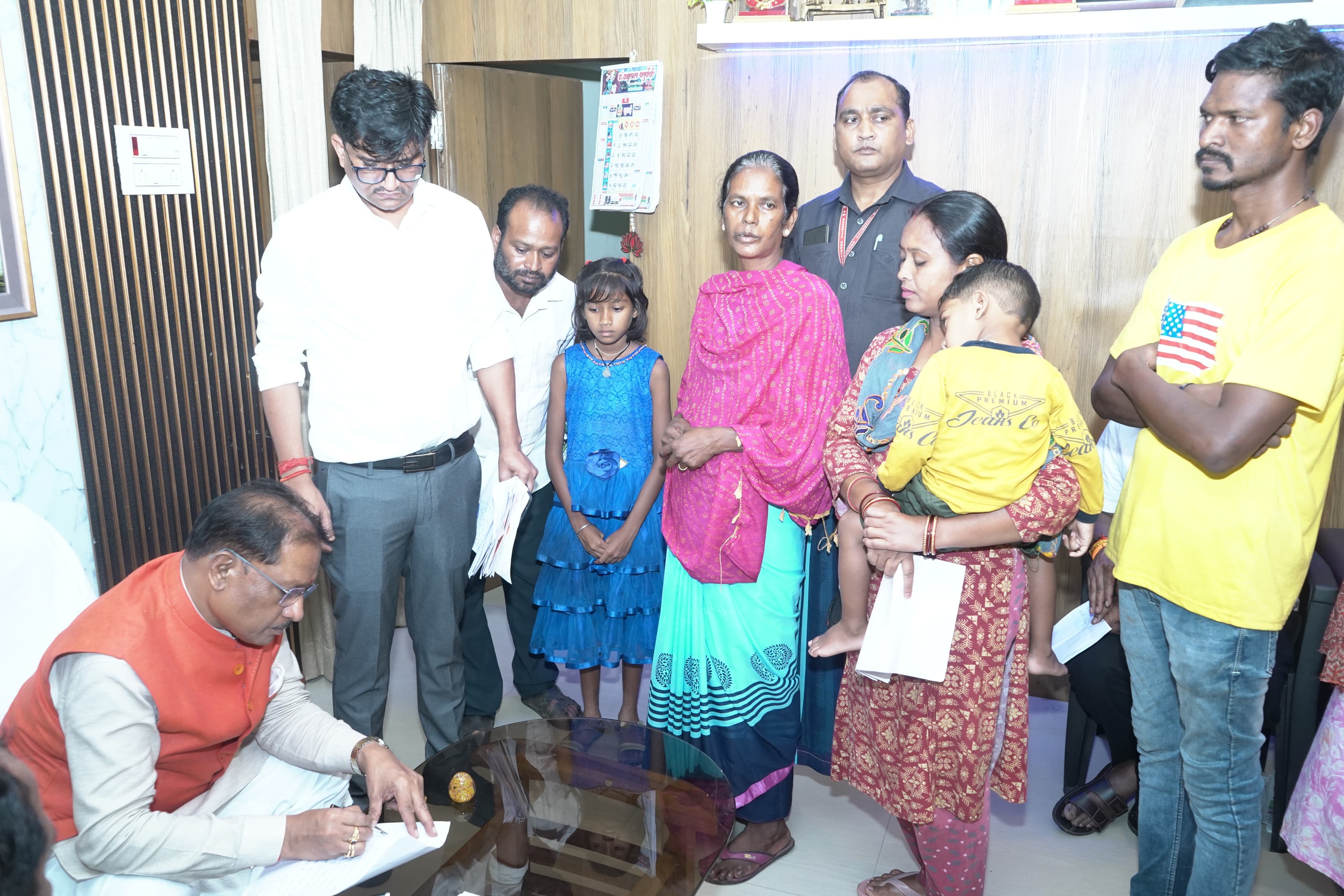 जनदर्शन में फूलमती बाई की समस्या का तत्काल हुआ समाधान